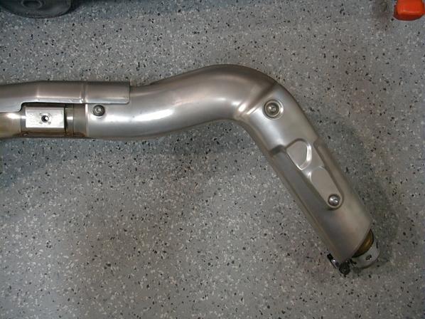 NOTE: The stock tailpipe gasket is not used. If it sticks to the stock header it must be removed before the Yoshimura tailpipe can be installed.