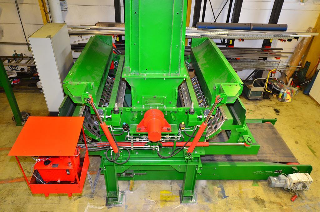 Lateral view of hammer mill with perforated baskets and