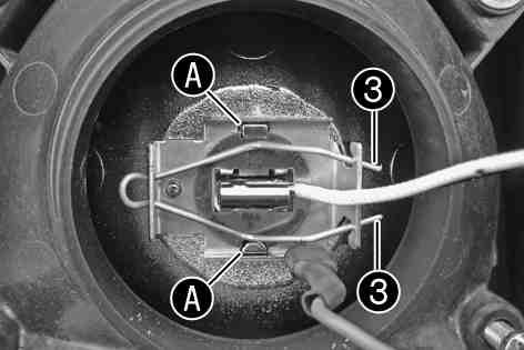 190) The bulb must be correctly seated at projections. 100595-10 Connect the plug-in connector and mount the rubber cap. Install the headlight mask with the headlight. ( p.