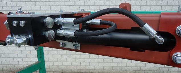 Connect the already mounted manifold block on the underrun bar (including double pilot check valve, flow divider and orifices) to the pipes and or hoses coming from the sectional valve and mounted