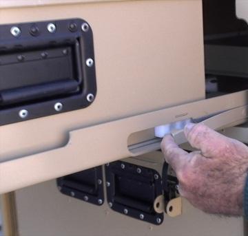 1 3 2 WARNING Missing or damaged latches will cause injury to personnel during operation or movement of the module.