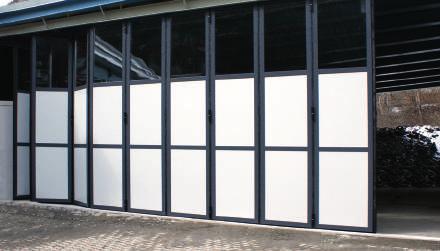 At the same time, however, all the design possibilities of a folding door are also available. Sliding folding doors completely open up the opening clearance.