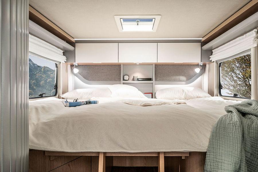 The twin beds in the HYMER T-Class GL 578 Ambition can be converted into a large sleeping