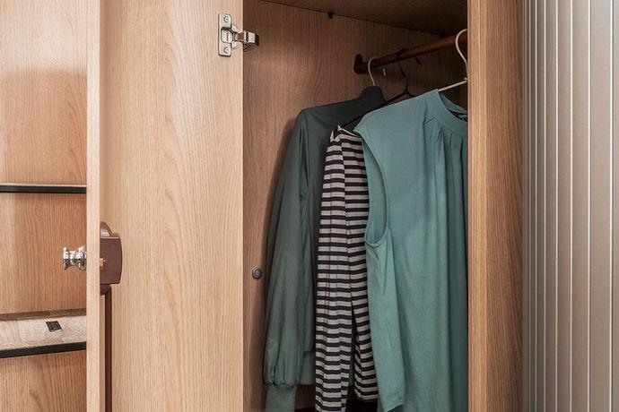 The wardrobes are each equipped with a clothes rail to ensure your holiday