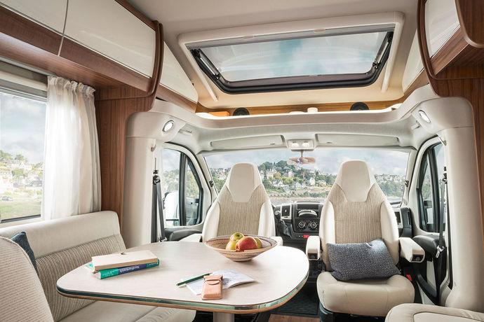 Guaranteed privacy The bathroom in the HYMER T-Class CL 678 and T-Class CL 698 includes a separate washing and toilet area and can be used to divide the