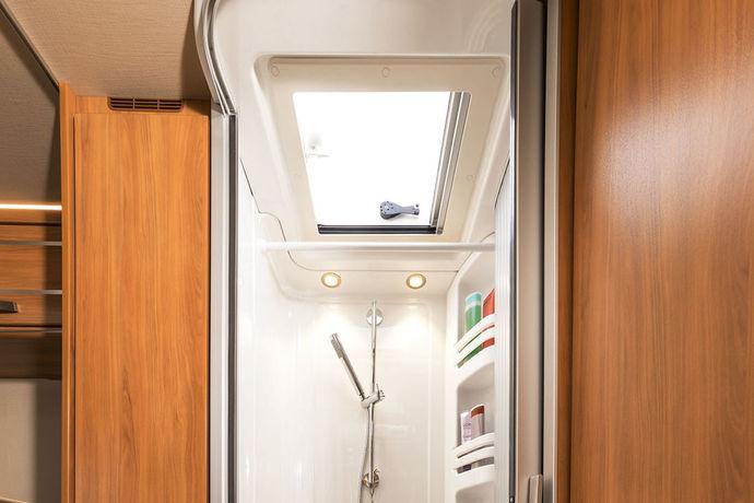 The standard HYMER frosted glass roof vent above the separate shower in the bathroom of the HYMER T-Class SL 704 Ambition ensures good ventilation and allows plenty of natural light into the room.