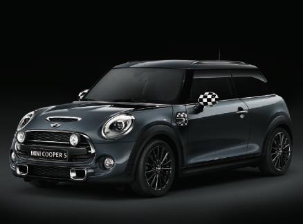 So team up with a design icon and give your personal style full expression. Bonnet stripes Bonnet stripes in Black or White bring a touch of the racetrack to your MINI.