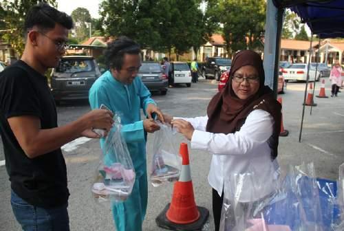 distribute food packs to ECE highway commuters especially those commuting during Iftar hours.