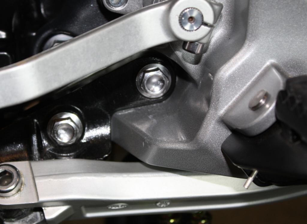 Triumph Tiger Explorer 00 // Crsh Brs // Instlltion Instructions Using mm socket, remove the two ()M8 rditor mount