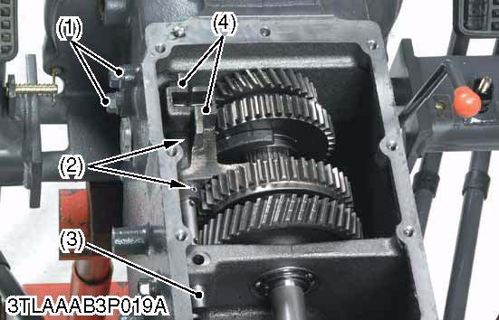Apply grease to the needle bearing (7) and press-fit it up to the groove of internal snap ring (8).