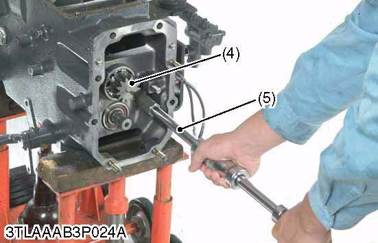 (1) 16T Gear Shaft (2) Oil Seal (3) Needle Bearing (4) Guide W1034033 PTO Gear