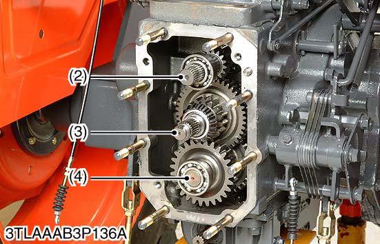 Remove the pinion shaft assembly (3) and PTO drive shaft assembly (4).