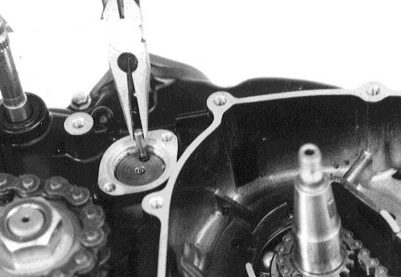 3-33 ENGINE The starter one way clutch is constituted as shown in the right illustration.