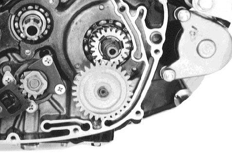 ENGINE 3-36 Remove the circlip and oil pump driven gear.