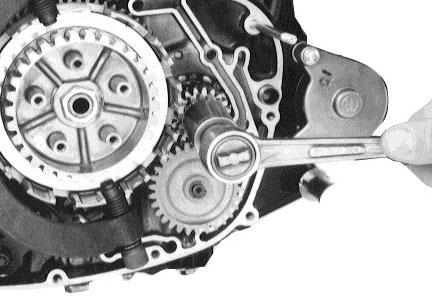Tighten the clutch sleeve hub nut using the special tool to the specified torque. Clutch sleeve hub holder : 09920-53710 Clutch sleeve hub nut : 30 ~ 50