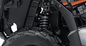 A third disc brake at the rear, measuring ø180 mm and gripped by a single-piston caliper complements the dual discs at the