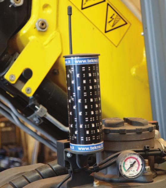 WARNING LIGHTS OIL COOLER WINCH Cranes equipped with radio remote control feature two warning lights in a visible area to