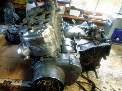do need to, you have to remove the carburettors and exhaust system first. 7.29 Before you remove the cylinder block, check whether any oil or water pipes are attached, and, if so, remove them. 7.26 This is a 3-cylinder Suzuki GT750 2-stroke engine with head bolts removed.