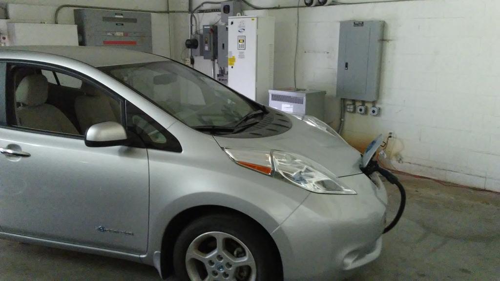 Vehicle-to-Building (V2B) at FSEC Nissan Leaf connected to 30kW bidirec1onal charger Charger limits bajery to 30-80% SOC (i.e. 10kWh