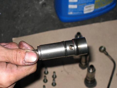 Fuel inlet port Fuel inlet port Injector Sleeve O.