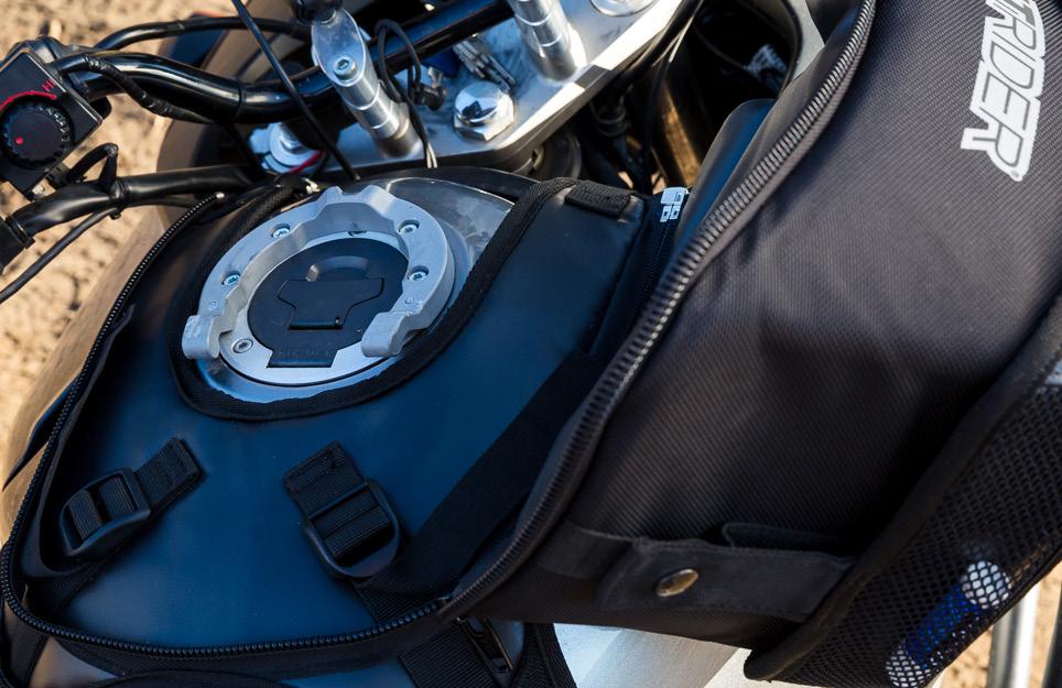 4 5 Accessing your fuel filler cap is easily achieved by partially unzipping the main compartment and moving your tank bag to one side.