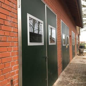 Properties of INOXoutdoors DA: Choice of two door leaves: sandwich panel or polyester panel Window frame and edging around the