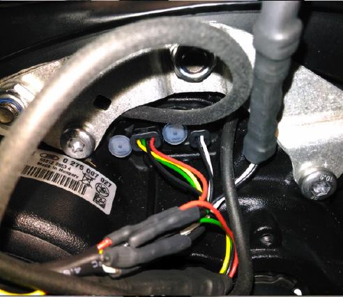 8 RED WIRE TO RIGHT WHITE WIRE TO RIGHT Now connect the two plugs remaining on the chip to the engine, respecting the