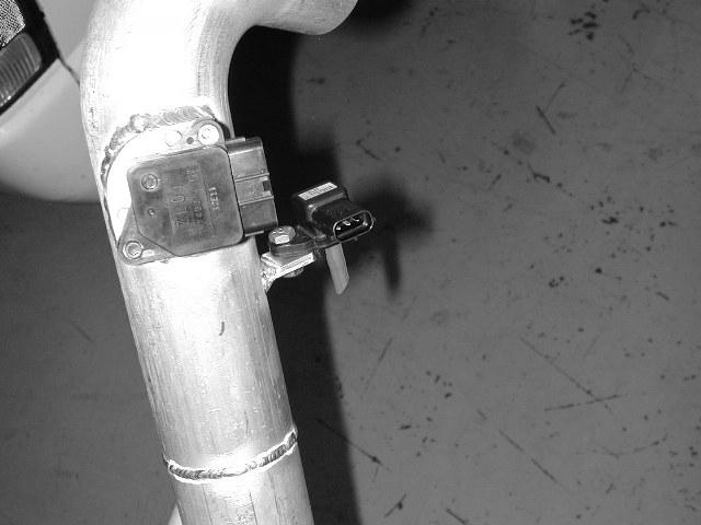 c) Using the two supplied socket bolts, attach the MAF sensor to the pipe as shown.