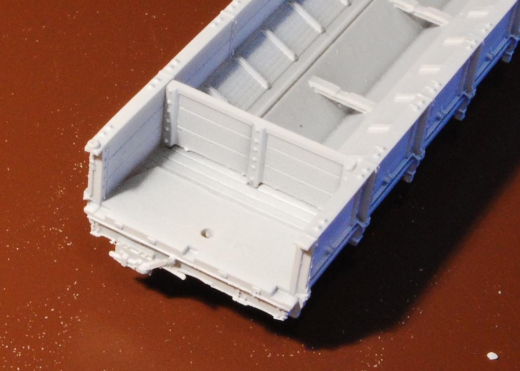 If your model has the hopper doors closed, end bulkheads can be placed at the ends of the car, set at the sockets towards the center of the car, or left oﬀ entirely.