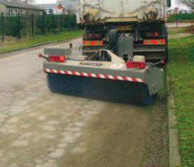 70 m 750 kg 25 Km/h 5 to 10 Km/h SWEEPER PRO Reliability : ideal for intensive usage Sweeps to 2.