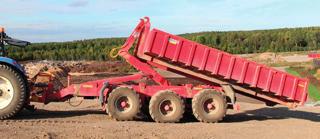 If necessary the load can be transferred from the trailer to the tractor s drawbar. The steered axles are controlled from the tractor via a double-action outlet with floating position.