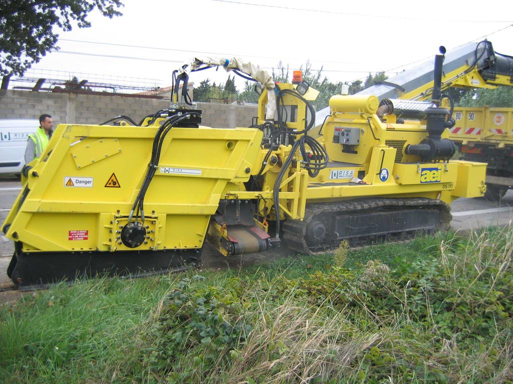 Equipped with a rocksaw Weight and dimensions length 7,50 m width 1,73 m ; 2,40