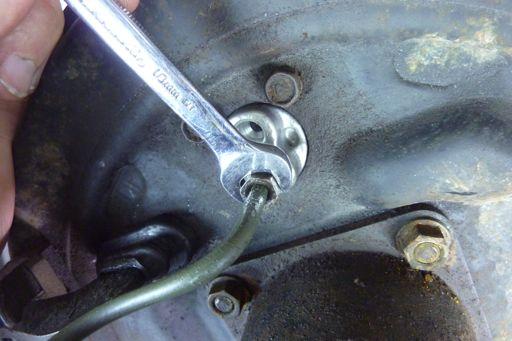) Step 92 Reinstall the brake line to the wheel cylinder and tighten. (10.5 to 13.0 ft. lbs.