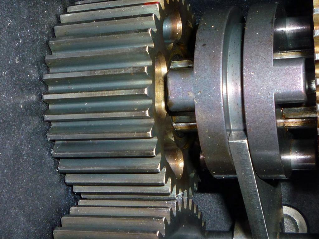 The two top gears have notches cut into them that face the shifting device between them.