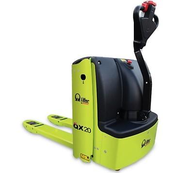 QX18 AC S4 1000X680 THE PROFESSIONAL CHOICE QX 18 QX20 - QX20DL AC TECHNOLOGY The QX pallet truck series meets the needs of a vast number of applications thus guaranteeing high performance, even