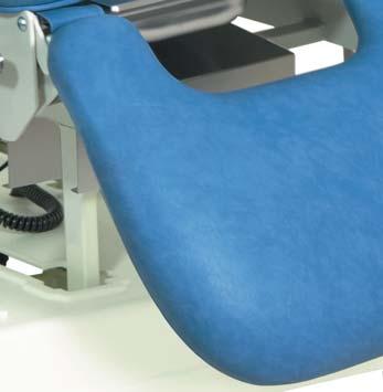The backrest includes an adjustable head pillow for pa ent s confort.