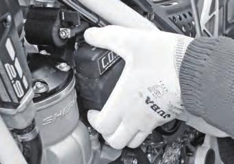 CHANGING THE PISTON Loosen and remove the radiator cap. Loosen and remove the cooling circuit draining screw. Have a receptacle ready to collect the fl uid. Empty the cooling fl uid from the engine.