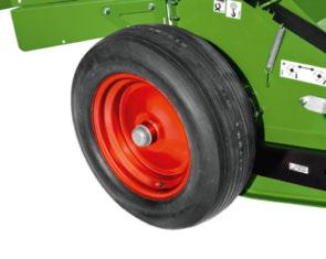 Three-point headstock with trailing device and mobile lower steering axle for perfect ground following. FENDT BOOSTER 285 DN Fendt Booster: Best conditioning for best forage.