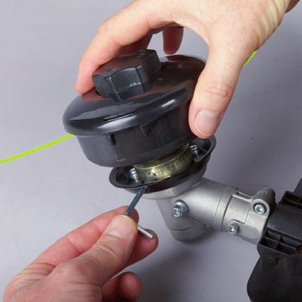 IMPORTANT: Ensure the inner flange is mounted on the spindle of the line trimmer.