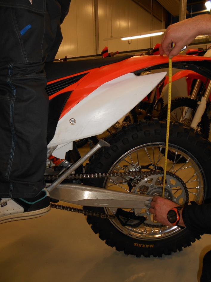 Determining the riding sag of the shock absorber: Ask a helper to hold the motorcycle (loosely balanced) Stand on the foot pegs in riding position with your riding gear on Bounce up and down a few