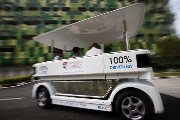 Page 2 of 8 People ride on a driverless electric vehicle at the Nanyang Technological University (NTU) in Singapore, September 4, 2013. (Photo: Edgar Su/Courtesy Reuters) How Do Driverless Cars Work?