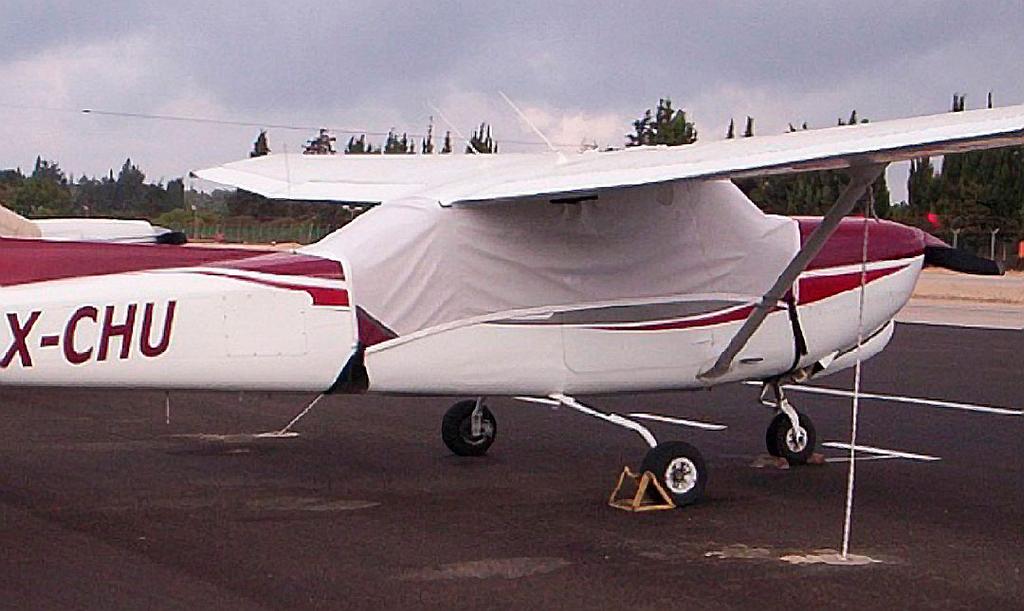 ability to also accommodate wing tip modifications, such as STOL kits, droop tips, and vortex generators. Wing covers are labeled LEFT and RIGHT for your convenience.
