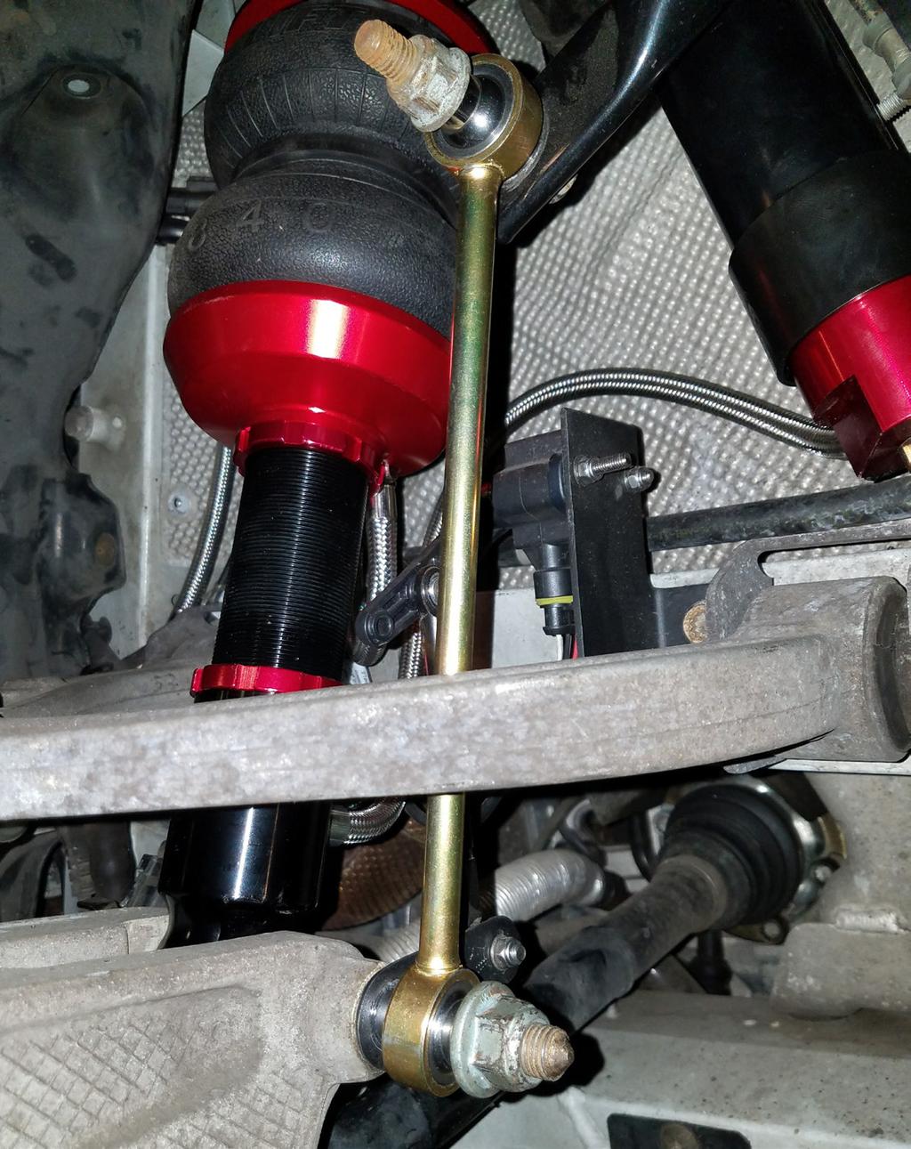 Install the supplied end link on the lower shock bolt (Fig. D.14).