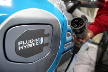 Plug-in hybrid The «plug-in hybrids» vehicles: They are characterized by the fuel consumption (l/100km) + the electricity consumption (in kwh/100km).