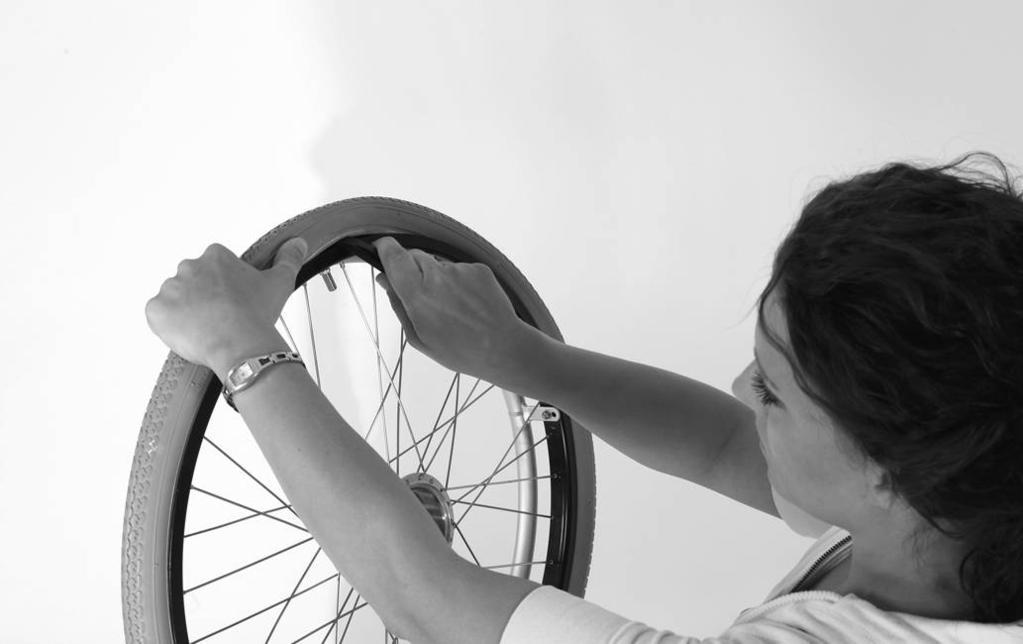 Maintenance and repair Removal and preparing for installation 1) Carefully remove the tyre from the rim using appropriate tools. INFORMATION: Take care not to damage the rim or the inner tube.