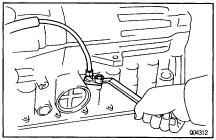 AT120 ONVEHICLE REPAIR 2. REMOVE VALVE BODY (See page AT116) 3. PUSH THROTTLE CABLE OUT OF TRANSMISSION CASE Remove the retaining bolt and pull out the throttle cable. 4.