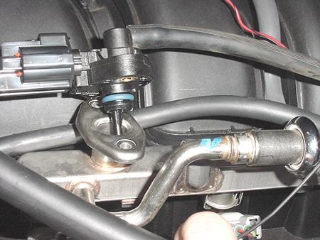 2. Install the 4AN fitting (12) into the injector block with PTFE paste, while