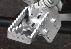 The long-distance footpegs are fitted further back thus providing optimum space for enduro boots.