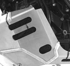 This strong Hard Part, made of 3 mm stainless steel, is a replacement for this angle bracket, and provides additional support for the radiator on the filler neck.