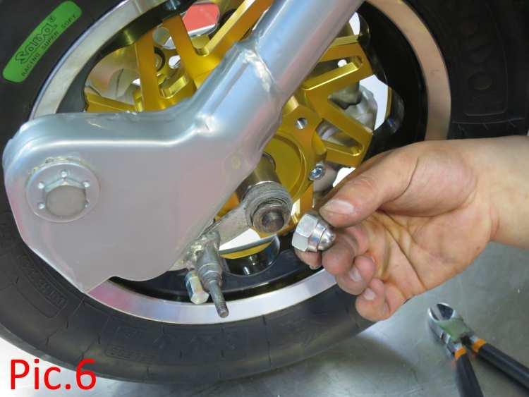 The hub comes supplied with cable ties on the main axle remove these. Then fit the whole assembly into the fork, making sure to not mark or damage the speedo drive lug when doing so (see Pic.5a).